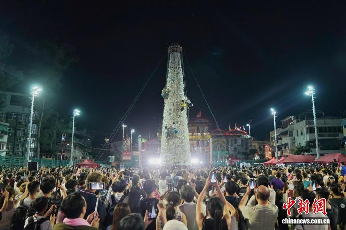 5月25日0时，香港传统节庆活动长洲太平清醮的压轴项目“抢包山”决赛举行。　中新社记者 张祥毅 摄
