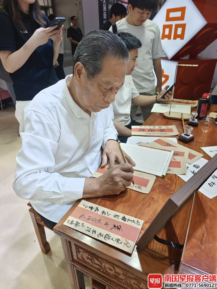 77岁的林惠江在深圳博览会上写侨批。受访者供图