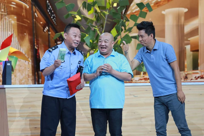 张德高（中）登上央视舞台表演小品节目。资料图 受访者供图
