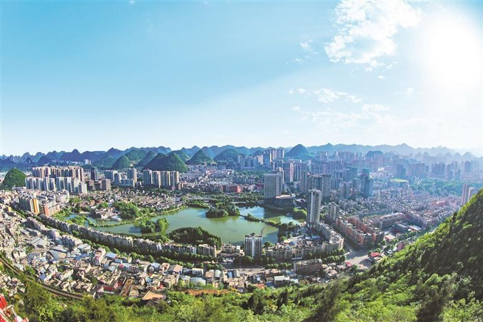 六盘水市钟山区城市风光。 赵桦 摄