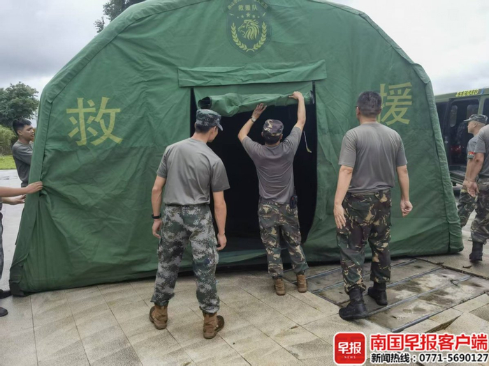 救援队员为群众搭建临时帐篷。受访者供图