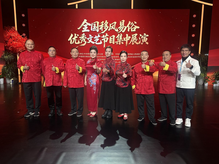 去年，泸县农民演艺代表节目《“油罐”上梁》参加全国移风易俗优秀文艺节目集中展演。泸县县委宣传部供图