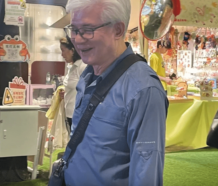 78岁的罗康瑞，一头银发且浓密，状态甚佳。