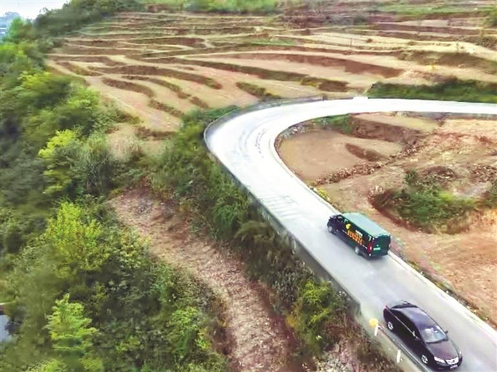 行驶在公路上的邮政车辆。         李明栩 摄