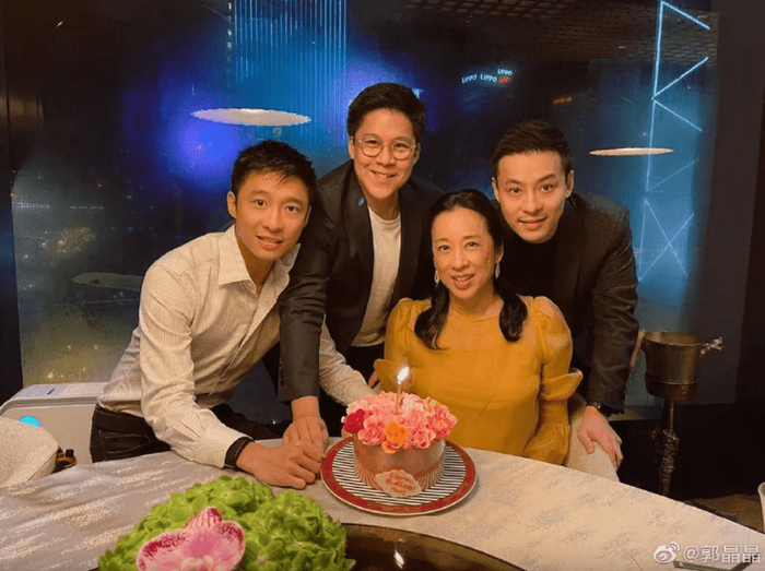 「最美港姐」朱玲玲为富商霍震霆诞下三子霍启刚、霍启山和霍启人。
