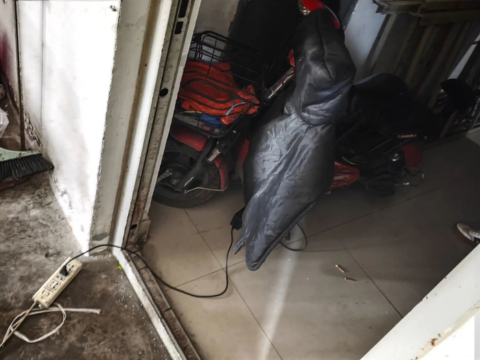 住户违规飞线充电，被罚100元。