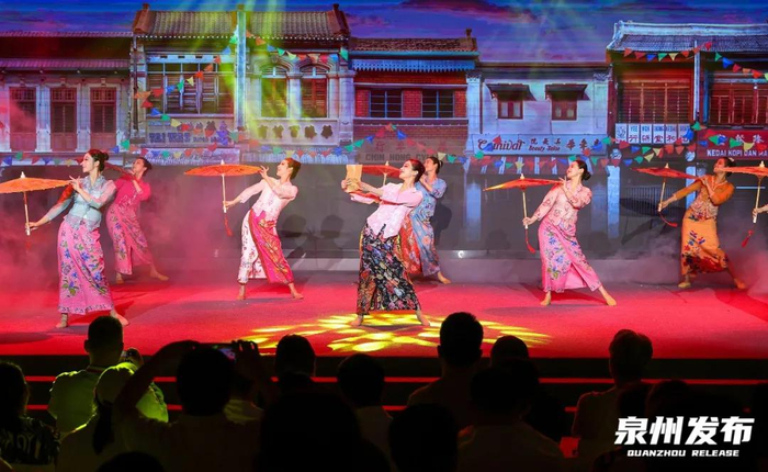 以世界记忆遗产“侨批”为脉络的主题融合情景剧《侨批往事》在晋江梧林古村落上演。（