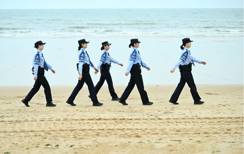 图为5月22日，山东省日照市山海天旅游度假区内，山海天派出所民辅警开展常态化治安巡逻巡查。