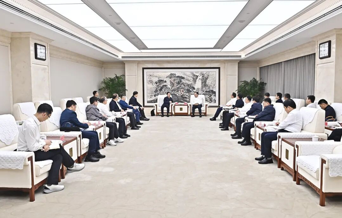 张国华与燕山大学党委书记赵险峰、校长王慧远一行举行工作座谈。刘向阳摄