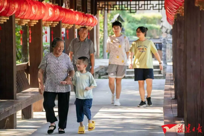 寿宁县下党乡，村民们走过长廊。福建日报记者 王毅 摄