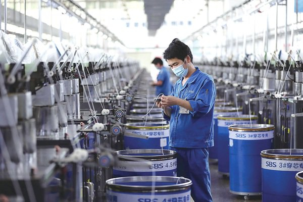 SBS（浔兴集团）车间工人巡检生产线，严把产品质量关。
