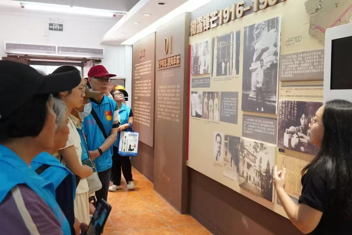 ▲游客参观台山市林基路生平事迹展。