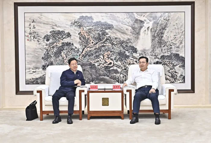 张国华与燕山大学党委书记赵险峰、校长王慧远一行举行工作座谈。刘向阳摄