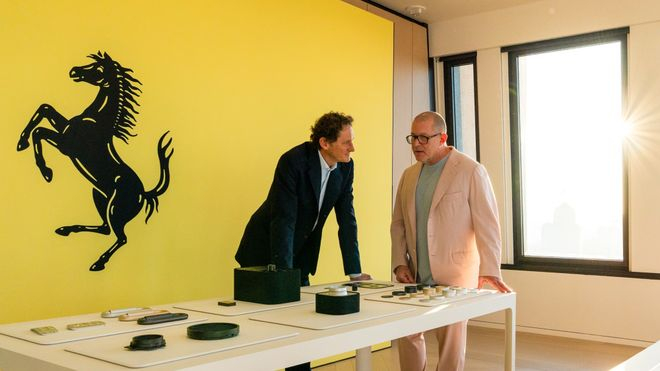 ▲法拉利主席John Elkann（左一）与Jony Ive（左二）