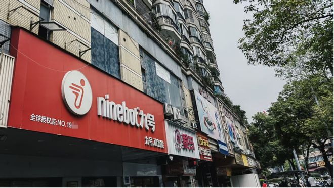 不同品牌的电动车门店紧挨着。（图/阿瑞 摄）