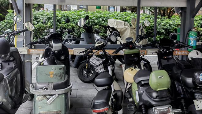某小区门口的车棚里，小牛的颜值最为突出。（图/阿瑞 摄）