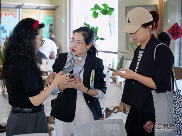 商家在“云南有个小卖部”第二期活动招商宣讲会上交流
