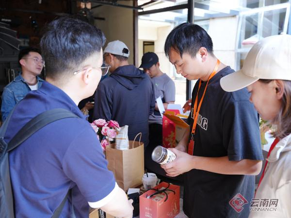 商家在“云南有个小卖部”第二期活动招商宣讲会上了解云南特色产品