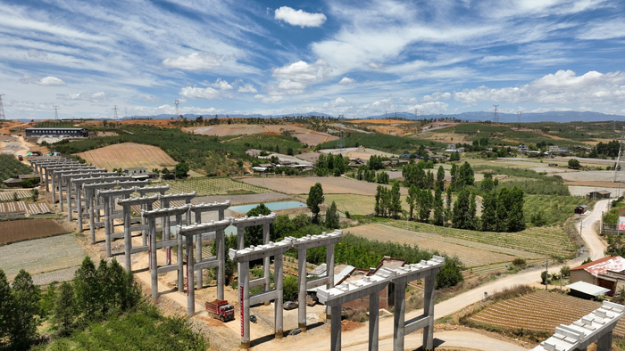 凉山州多条在建高速公路进展顺利。图为正在建设的西昌至香格里拉高速公路。王琳 摄