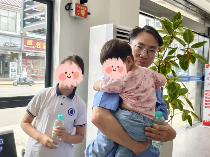 △刘胜与被救的女童