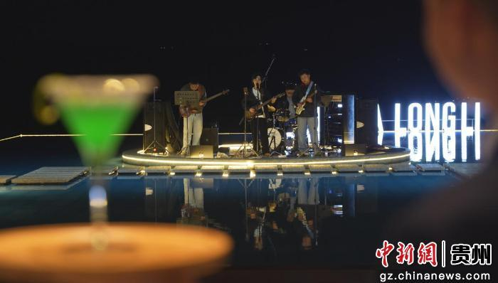 　　图为乐队表演。