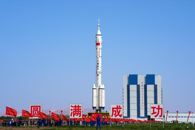 （神舟二十三号载人飞船与长征二号F遥二十三运载火箭组合体在转运途中。资料图片 新华社发）