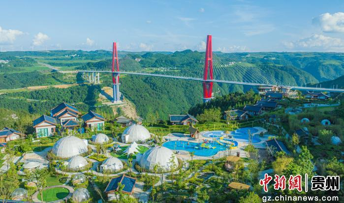 　　图为龙里河大桥与云从朵花温泉度假中心全景。