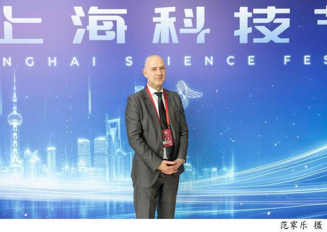 世界科技传播学会主席、澳大利亚国立大学公众科学意识研究中心研究主任法比安·梅德维基到访上海。 文汇报记者 范家乐摄