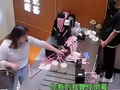 女子买奶茶，因店员漏放两根吸管，发现后折返店内大闹，当众辱骂年轻店员，并扬言 “惹到我，算你倒霉”！目前：女子已被行拘