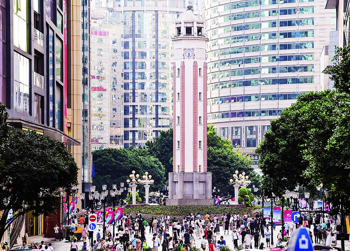     游客在重庆市渝中区解放碑商圈休闲