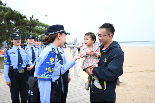 图为5月22日，山东省日照市山海天旅游度假区内，山海天派出所民辅警贴心服务来往游客，守护百姓平安。