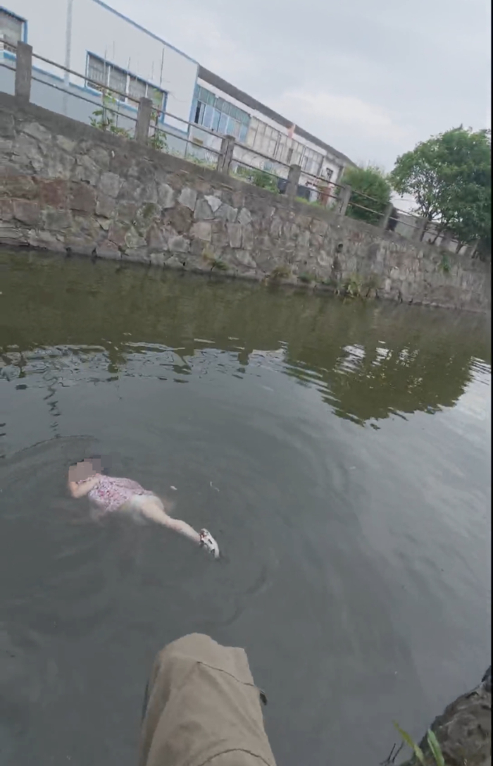 视频截图：女童漂在水中