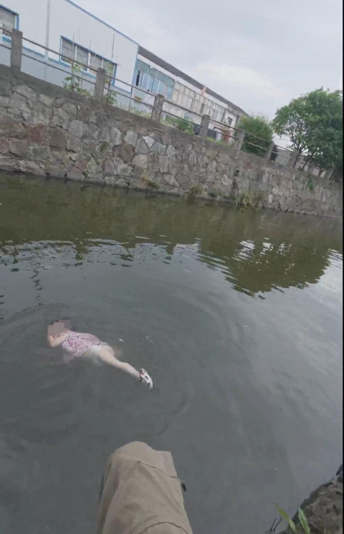 视频截图：女童漂在水中