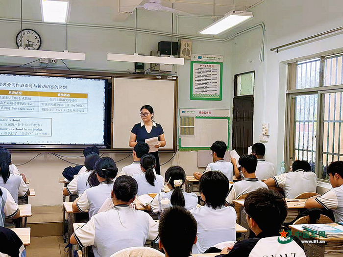 军嫂顾莉莉给学生上英语课。方智坤摄