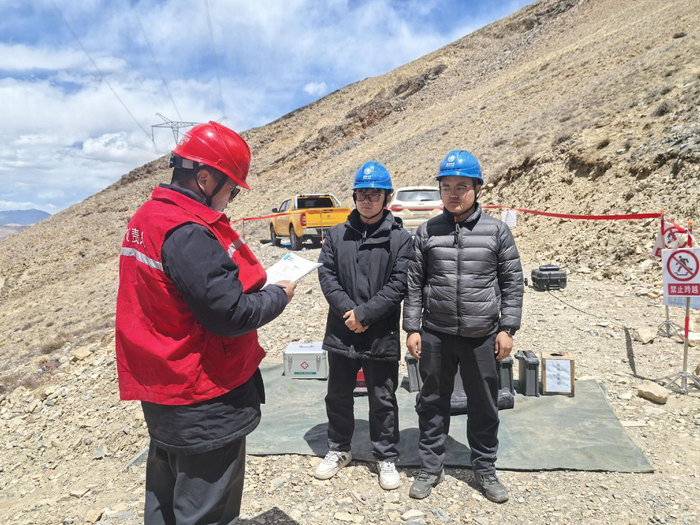 图为国网西藏超高压分公司工作人员通过地面终端远程操控智能修补机器人，对光缆断股缺陷实施不停电带电修补作业。