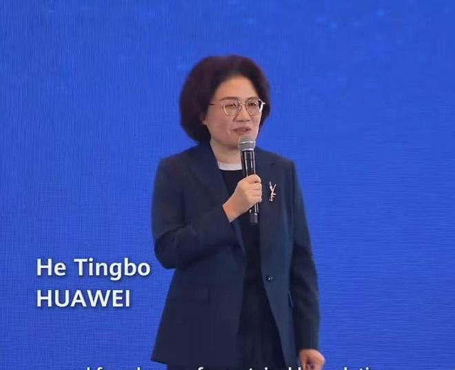 ▲华为董事、半导体业务部总裁何庭波发表演讲