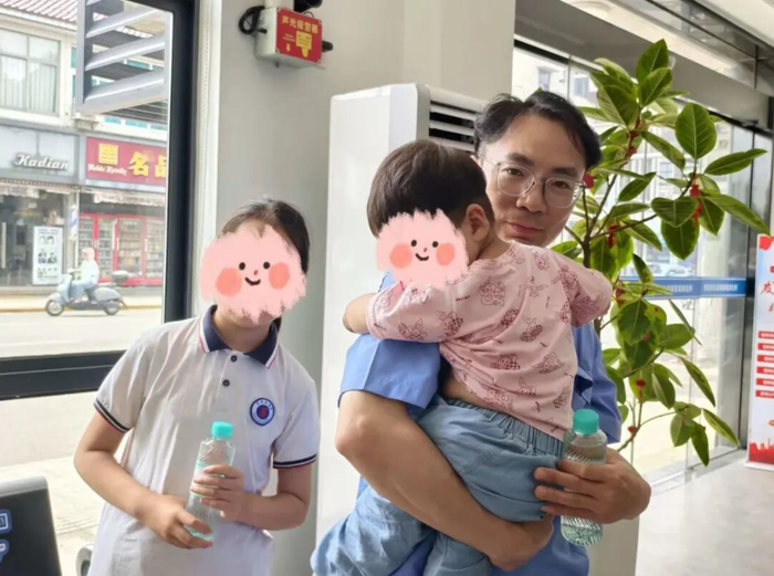 刘胜与被救的女童