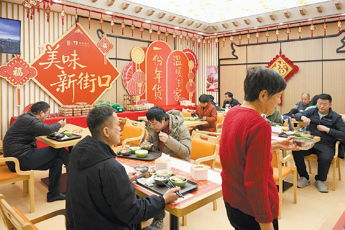 2月12日，新街口街道父母食堂，午餐时间坐满了顾客。资料图片/新京报记者　郭延冰　摄
