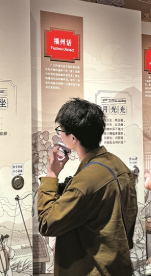 游客在中国闽台缘博物馆内试听方言童谣。光明日报记者 张文骁摄/光明图片