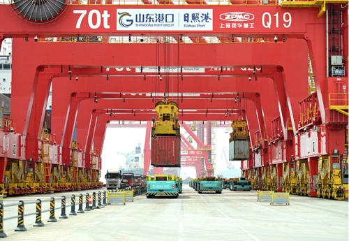 图为5月22日，繁忙的山东港口日照港全自动化集装箱码头一隅。