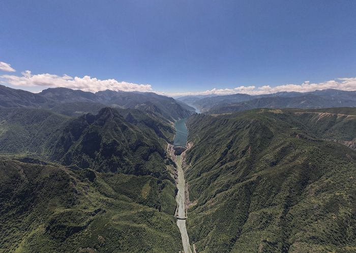 雅砻江锦屏一级水电站大坝和陡峻的锦屏山。雅砻江公司供图