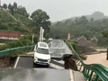 湖北大悟县突发强暴雨致路面坍塌，一轿车受困后被洪水冲走，司机及时跳车