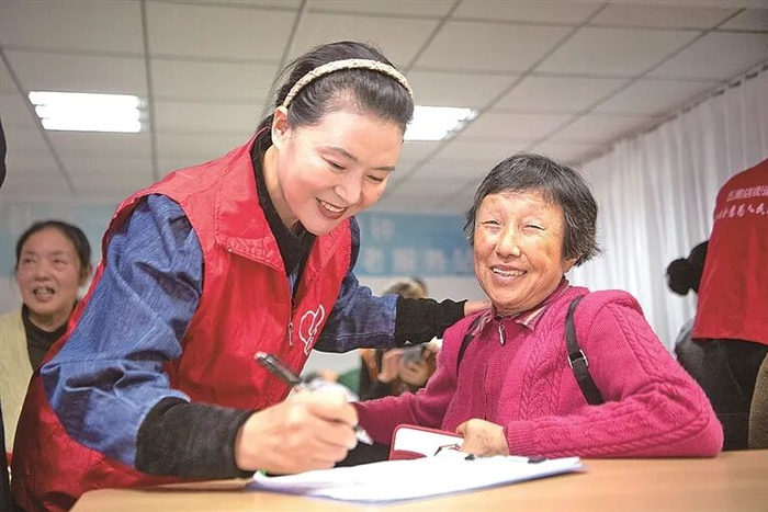 在重庆一社区“享老驿站”，志愿者为老年居民做健康信息记录。新华社发