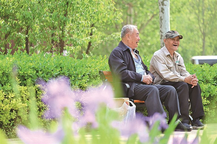 老人在天津滨海新区第一老年养护院内休息。新华社发