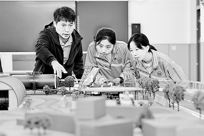 2025年10月20日，天津一中河北学校学生在“空地协同人工智能实践基地”内学习。刘东岳摄/光明图片
