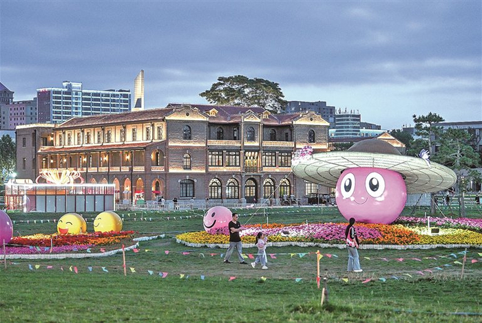 　　近年来，河北省石家庄市依托城市更新建设契机，持续发展夜经济，不断丰富夜间消费场景、升级消费品质，持续释放消费潜力，为城市高质量发展注入动能。图为近日，游客在石家庄市新华区正太广场休闲游玩。