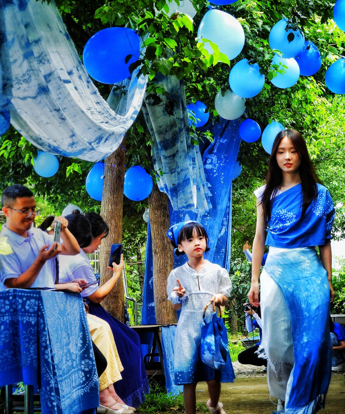“沉‘靛’千年、青黛见福”唤醒计划（团队）在莆田市仙游县书峰乡四黄村举办青黛服装展示活动。受访者供图