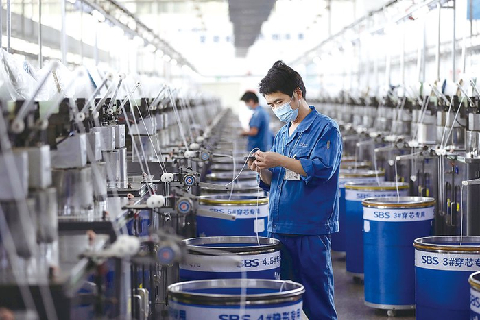 SBS（浔兴集团）车间工人巡检生产线，严把产品质量关。