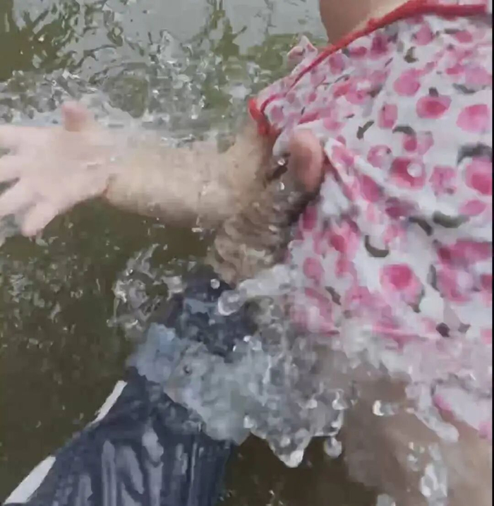 视频截图：刘胜一把捞起女童