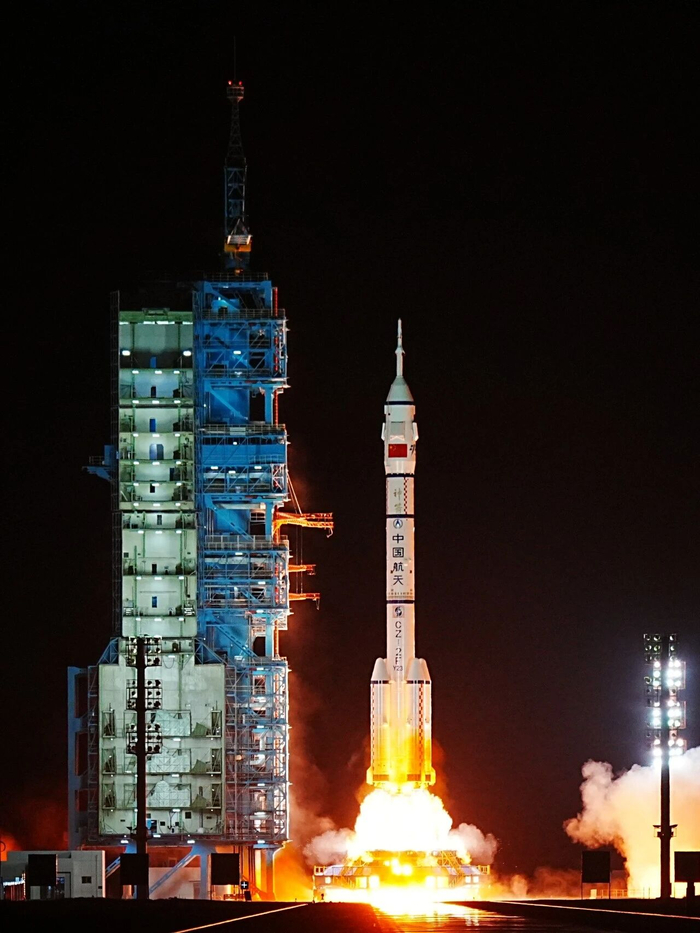 搭载神舟二十三号载人飞船的长二F火箭在酒泉卫星发射中心点火升空。